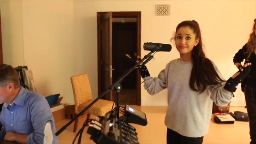 ACheffai's tweet photo. @ArianaGrande I love you http://t.co/1tKNOM8UqN