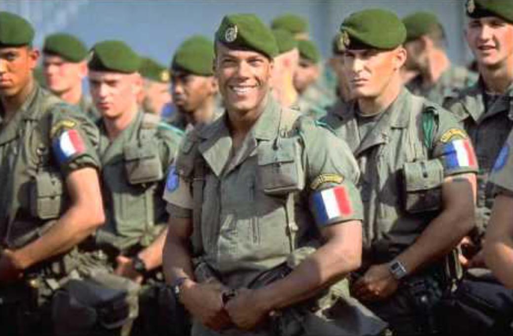 Hound 些細な話だけど ベレー帽の被り方も国によって色々スタイルがあって面白い フランス軍の特徴はベレーの垂れる部分が左側にくる事かな 他の軍は右側が垂れる 1枚目 アメリカ陸軍 2枚目 ドイツ陸軍 3枚目 イギリス陸軍 4枚目 フランス陸軍 Http Hound 些細な話だけど ベレー帽の被り方も国によって色々スタイルがあって面白い フランス軍の特徴はベレーの垂れる部分が左側にくる事かな 他の軍は右側が垂れる 1枚目 アメリカ陸軍 2枚目 ドイツ陸軍 3枚目 イギリス陸軍 4枚目 フランス陸軍 Http