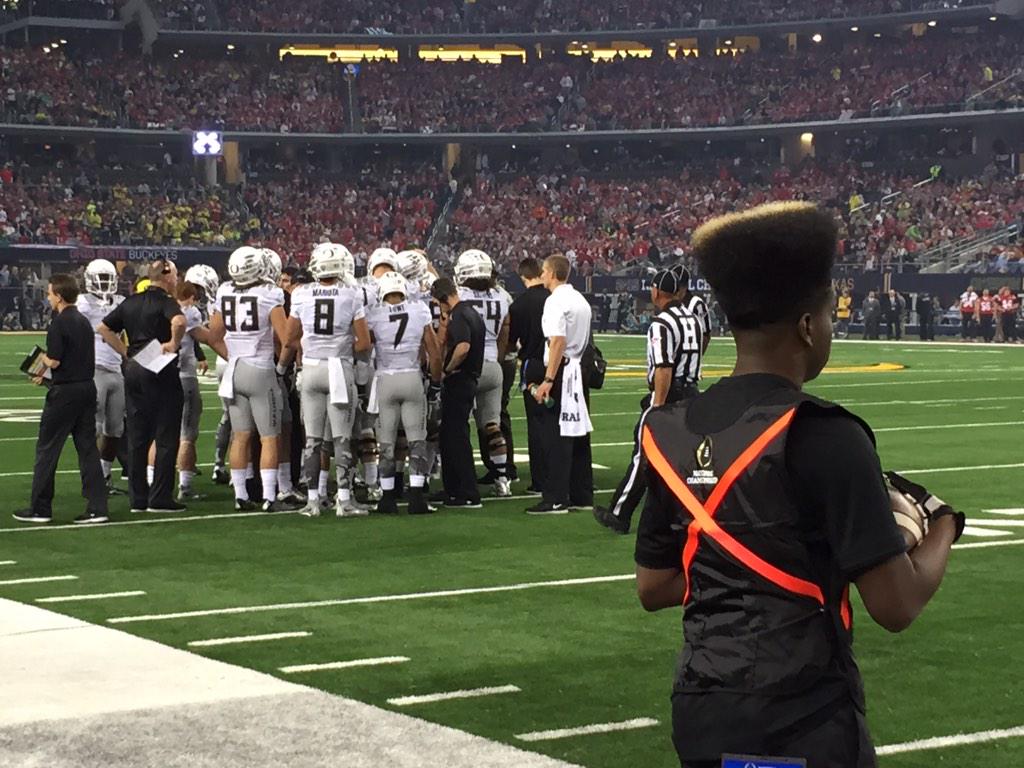 SportsCenter's tweet photo. Oregon ballboy Kwame Mitchell’s hair game is in championship form on the Ducks sideline. http://t.co/OGwdAZzZBt
