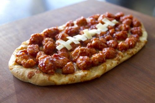 CampusSpecial's tweet photo. Can #pizza make football taste better? Yes. Yes, It can. #nomnomnom http://t.co/JAlXZePg05 #OREvsOSU http://t.co/RW7oJ6L9ux