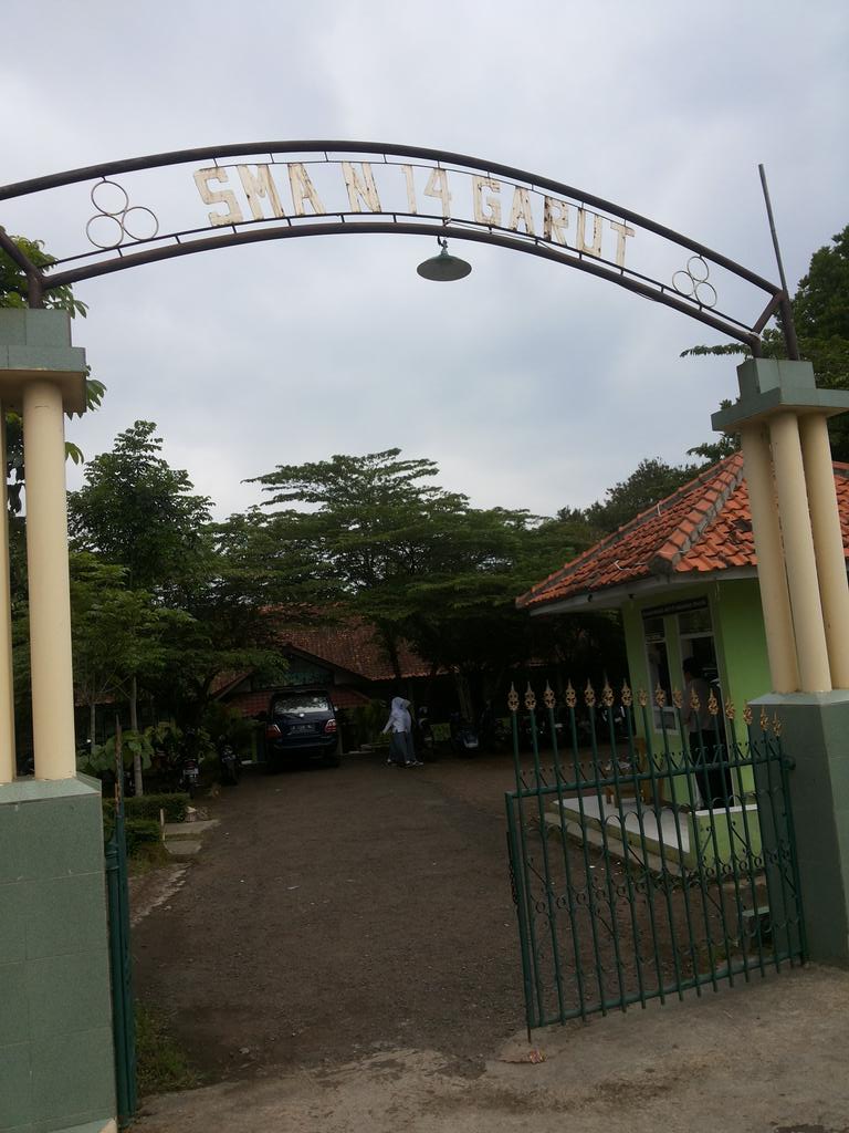 SMART_UI's tweet photo. pasukan kuning lagi di SMAN 14 Garut (Sukawening) niiih . boleh mention tmn kalian yg sekolah disini :D http://t.co/52f0ddAbt7