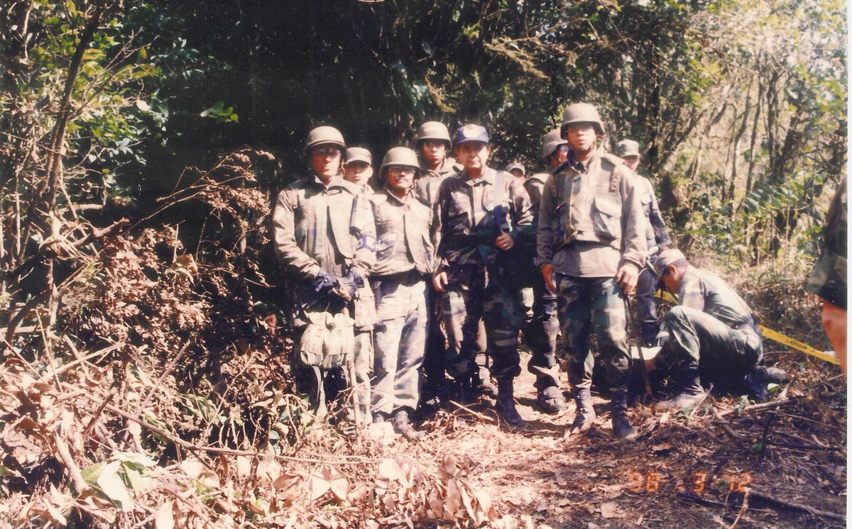 Gral_Vivas_P's tweet image. 1996 en selva fronteriza con Nicaragua rodeado de CamposMinados con los Zapadores del Ejército de Honduras @cesarbf15