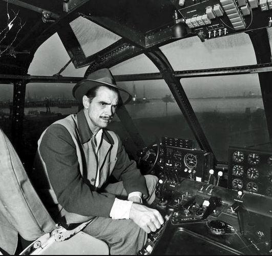 Amazing Historical Photo of Howard Hughes in 1947 