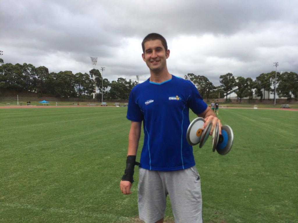 AustralianAths's tweet photo. Guy "discus hands" Henley - his record is 8! How many can you hold ? #throwscamp http://t.co/vf0HwJ3vne