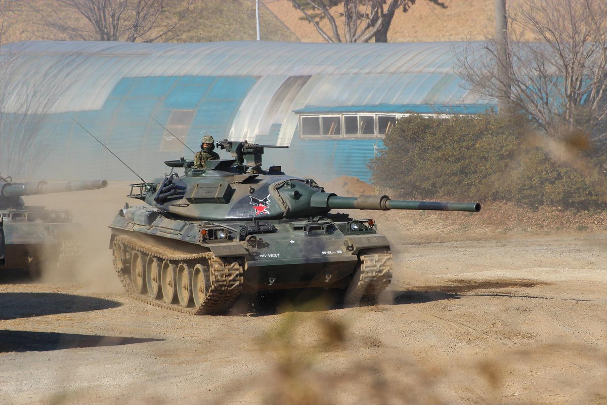 中ノ沢 ヒナタ On Twitter その後ろから続いて進入してきた機甲科部隊 第1戦車隊の10式戦車 評価支援隊の74式戦車 74式はグリーンと茶色の他に黒を加えた3色迷彩 Http T Co Aptoryrk4z