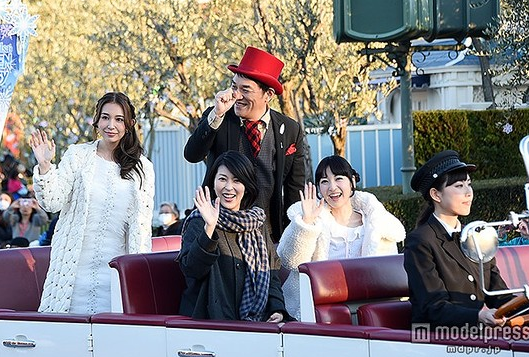 O Xrhsths ライブドアニュース Sto Twitter 豪華すぎ ディズニーランドに松たか子ら登場でパーク内騒然 Http T Co Gamn4tjt4j アナ雪イベントに松たか子 神田沙也加 ピエール瀧 May J がシークレットで登場 ゲストからは大歓声が上がった Http T Co