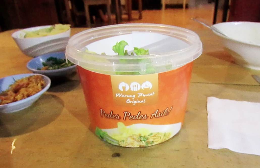 wrg_tomcat's tweet photo. Hujan di sore hari enaknya menikmati mie khas Warung Tomcat Original dengan new packaging u/ delivery&amp;take away :) http://t.co/7Dhom5CmJY