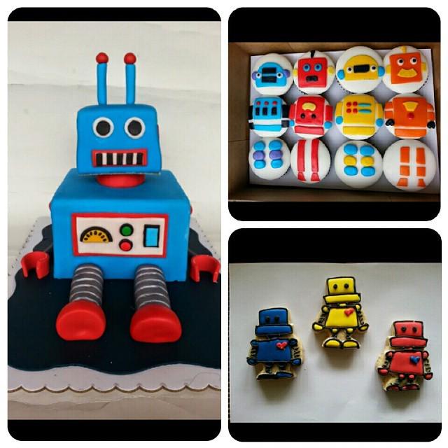 Otherbots's tweet image. Robot themed cake, cupcakes and cookies.. thank you for the order Ms. Apple. 😊 #robotcakeph #robot #robotcupcakes...