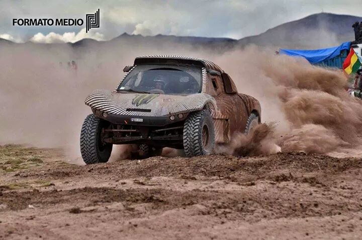 HenderBaza's tweet photo. @RaidduLion @cyrildespres @s_peterhansel #Dakar2015 saludos #Bolivia http://t.co/468zOkMtnQ