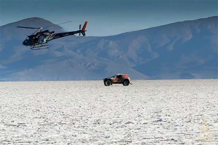 HenderBaza's tweet photo. @RaidduLion @cyrildespres @s_peterhansel #Dakar2015 saludos #Bolivia http://t.co/468zOkMtnQ