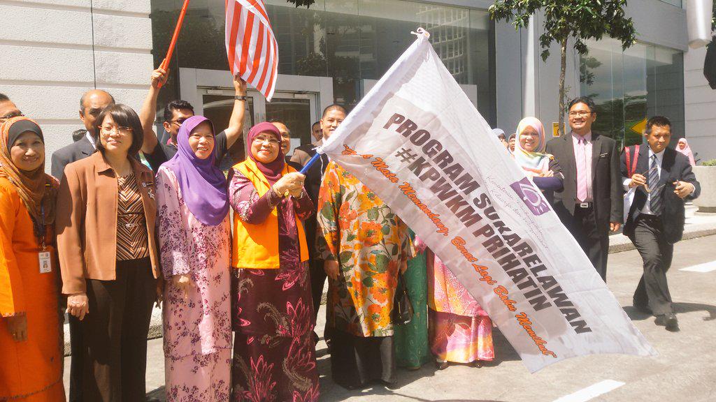 KPWKM's tweet photo. Flag off Smar Team KPWKM misi bantuan banjir oleh YB DS @hjhrohanikarim http://t.co/FbPbsiOtLP