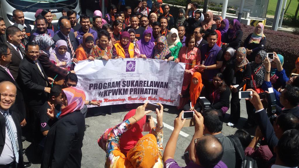 KPWKM's tweet photo. Flag off Smar Team KPWKM misi bantuan banjir oleh YB DS @hjhrohanikarim http://t.co/FbPbsiOtLP