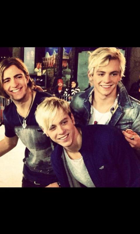 badlydR5awn's tweet photo. Requested by @yanelir5 http://t.co/feZ0lrepVb