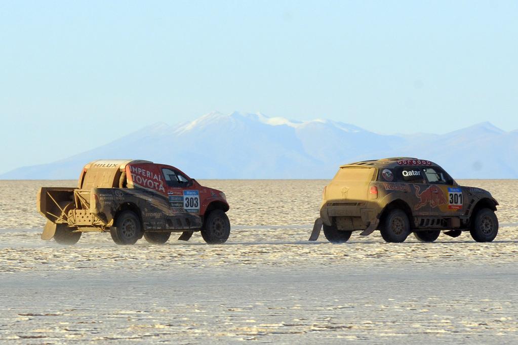 HenderBaza's tweet photo. @AlAttiyahN Los que pelean en la General del #Dakar2015, también pelearon en la salida desde el salar de Uyuni http://t.co/QobCD1bcOS