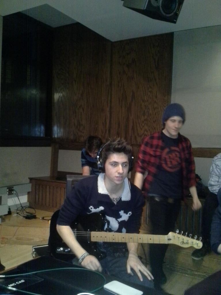 SayItSayItBand's tweet photo. #studio #sony #missconnection http://t.co/BJTiAzCpJi