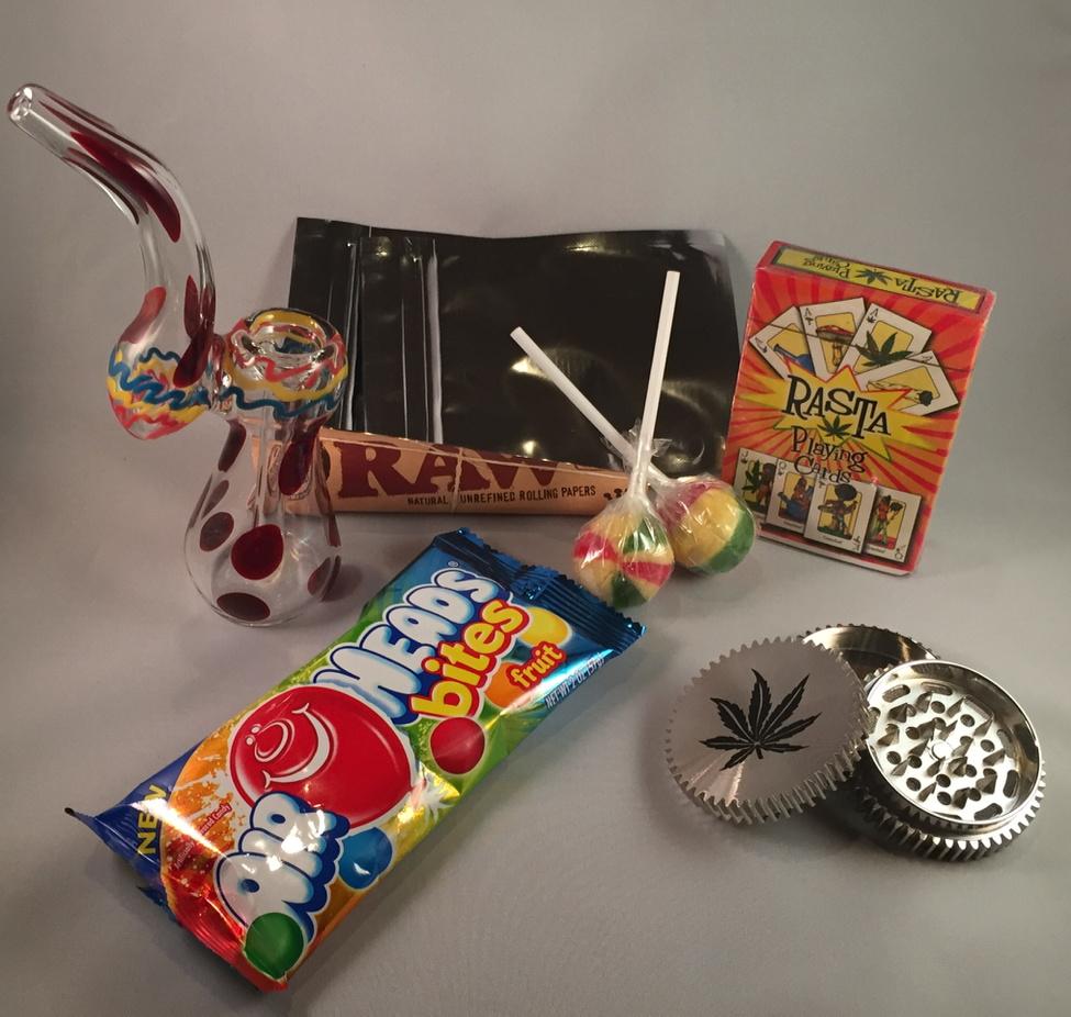 pufferbox's tweet photo. Puffer Box - November 2014 • It's a rasta #420 world #pufferbox http://t.co/Qh1CFMxPXq