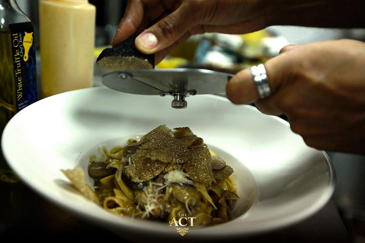 TAGLIATELLE A LA HUANCAINA
Wild Mushrooms, Black Truffle and Peruvian Chilli Sauce