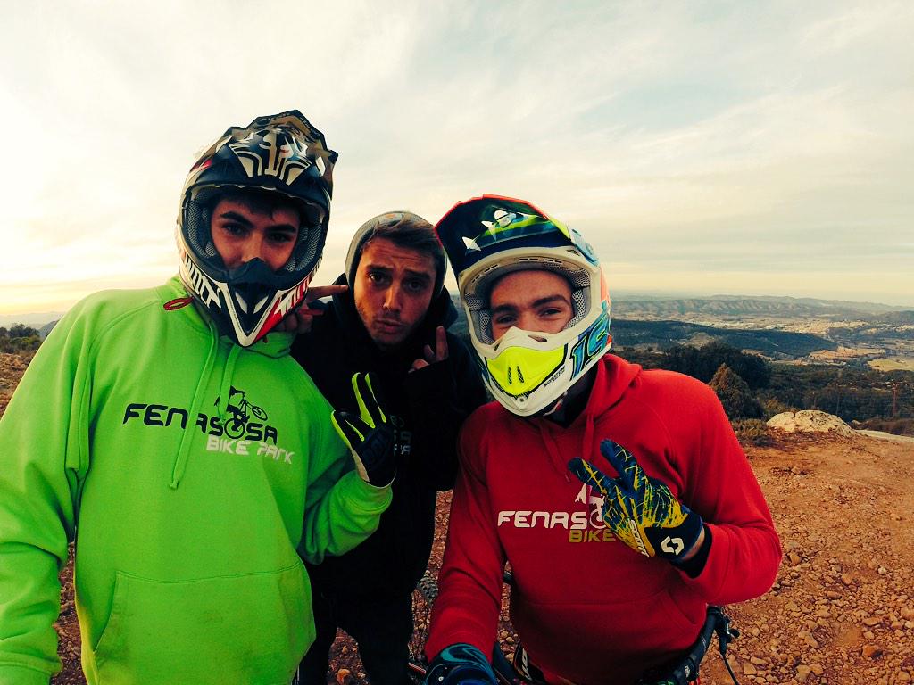 xaviersimeon10's tweet photo. Doing Downhill yesterday @fenasosa Bike Park in Spain with @alexorbann ✊✊✊ http://t.co/YaIkcuIZlM