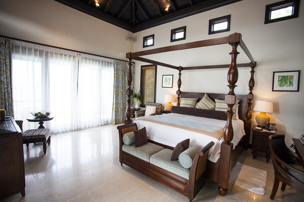 sunandfunwow's tweet image. in these #villas the bedrooms have canopy beds.  #funbeds @ScrubIsland #privateisland @Autograph