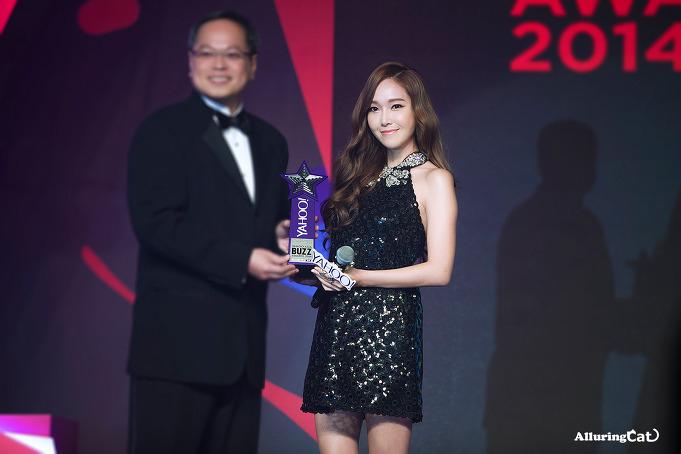 alluringcat's tweet image. #JessicaJung #JungSooYeon 141208 2014 Yahoo Asia Buzz Award 14P alluringcat.tistory.com/18