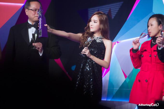 alluringcat's tweet image. #JessicaJung #JungSooYeon 141208 2014 Yahoo Asia Buzz Award 14P alluringcat.tistory.com/18