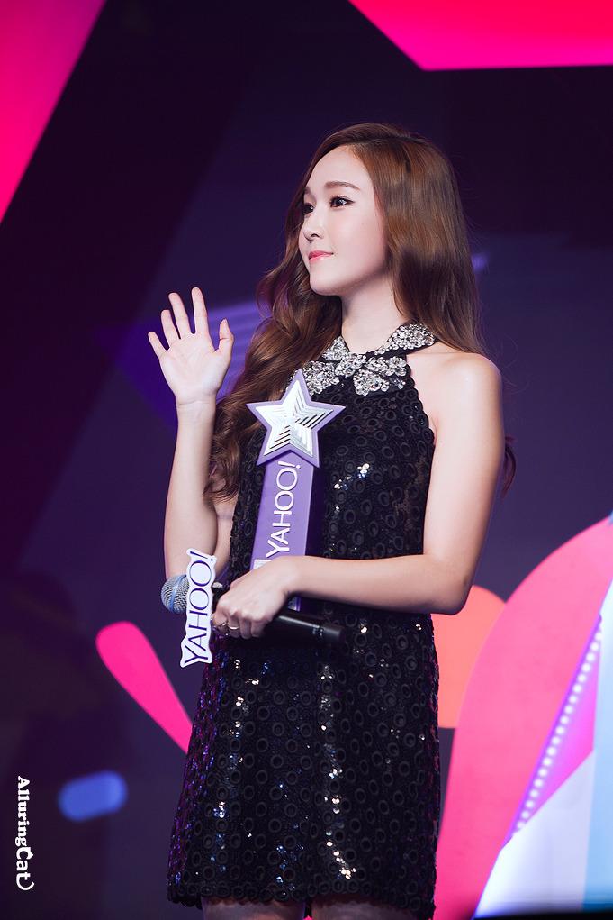 alluringcat's tweet image. #JessicaJung #JungSooYeon 141208 2014 Yahoo Asia Buzz Award 14P alluringcat.tistory.com/18