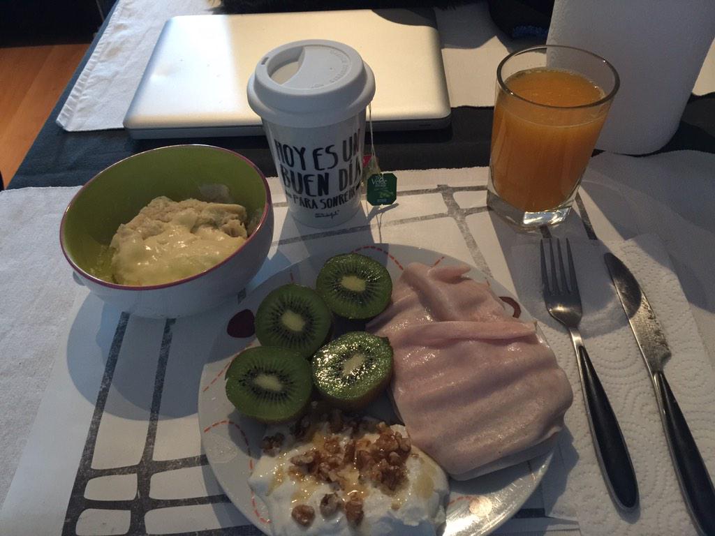 JJMetodoenForma's tweet photo. Desayuno!
Zumo de naranja
2 kiwis
Tostada de centeno con pavo
Tortilla de 5 claras y 1 yema
Infusión de tés R y V http://t.co/fWt2td8SIr