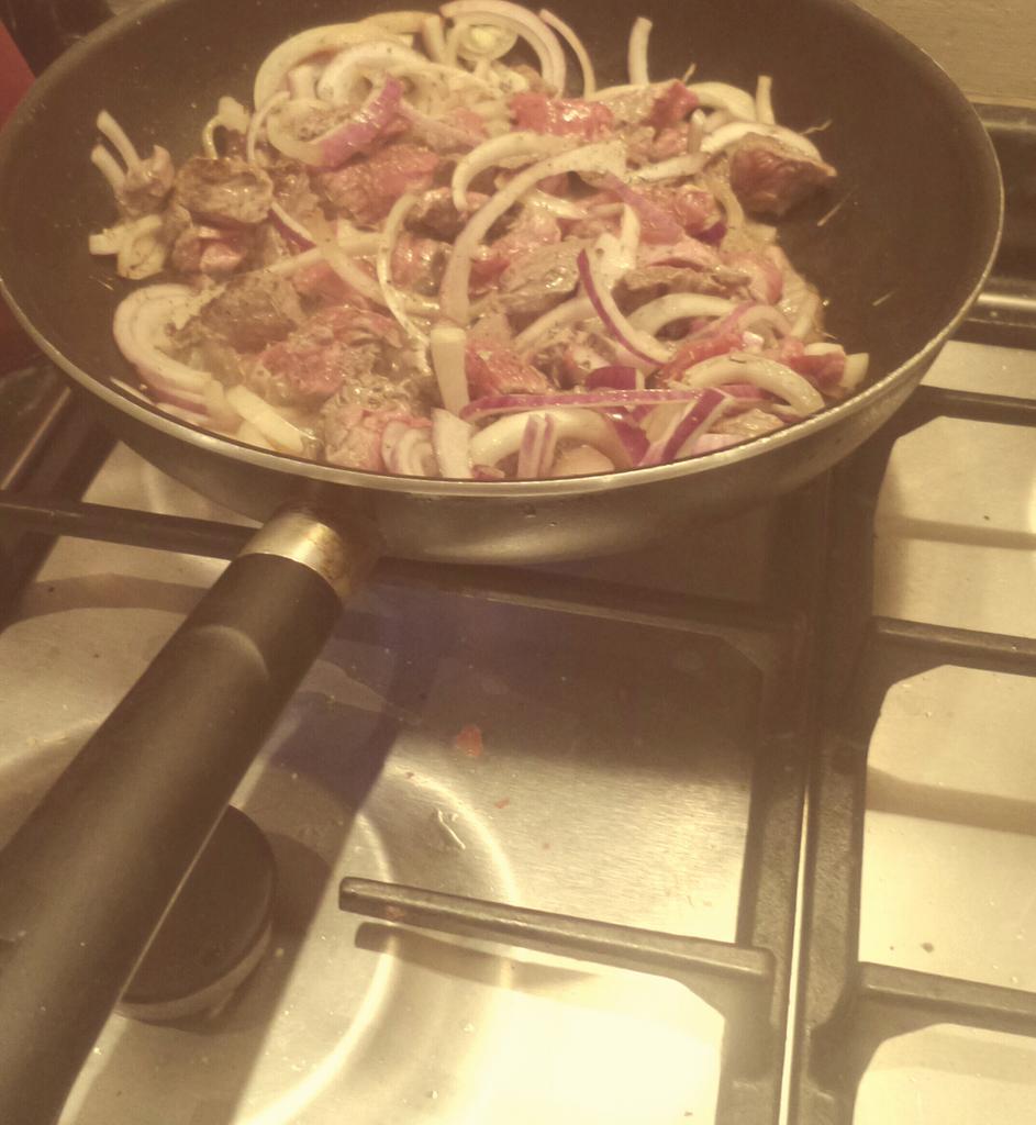 jadebiddlexx's tweet photo. Up at 7am! Making stew for tonight whatever next @LaurenAdams_xx  @hollieberry86 http://t.co/XWYe9CpAxQ
