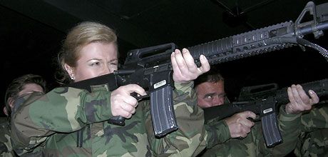 SrdjanDam's tweet photo. Veleposlanica Hrvatske u SAD-u Kolinda Grabar Kitarović porazila je najviše časnike Hrvatske vojske u gađanju http://t.co/zbBx8VToRt