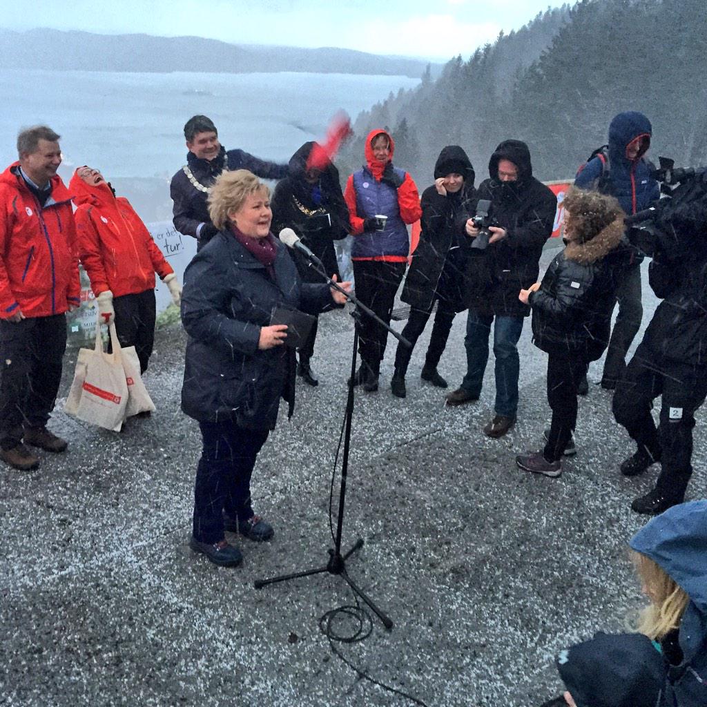 Skikkelig haglebyge da <a href="/erna_solberg/">Erna Solberg</a> åpnet Friluftslivets år i hjembyen. #statsmininster #friluftsliv #utno