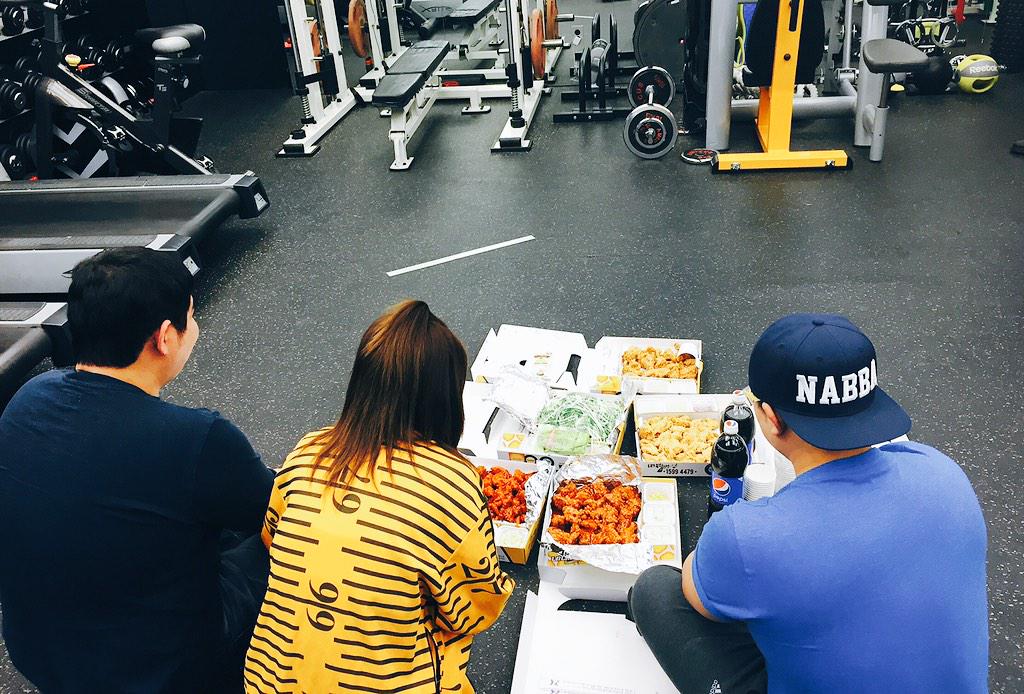 헬스장 입성한지 10년만에 처음 있는 일이네... 이것이 바로 진정한 자기관리... ㅎㅎㅎ 먹을땐 먹고! 운동할땐 운동하자!!! 😝 싸부님 죄송합니당~ ^^;;;