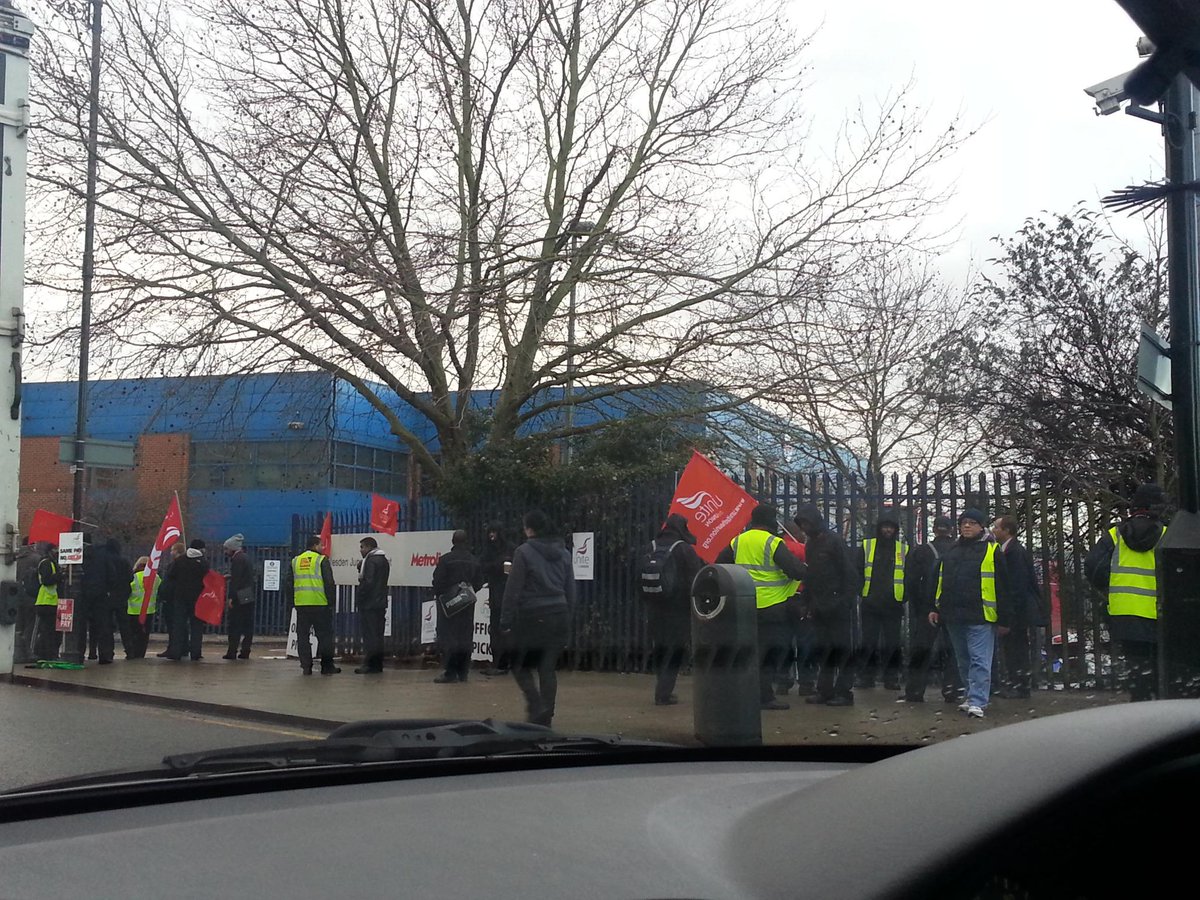 gehan_bashy's tweet photo. Solidarity with bus drivers today. @eastlondonlines #bustrike #equalpay #anotherstrike http://t.co/5fDKhX4wWV