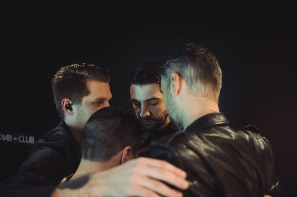 Antonionni's tweet image. -Они молятся?  - Нет, просто туалет сломался, а ведерко одно.