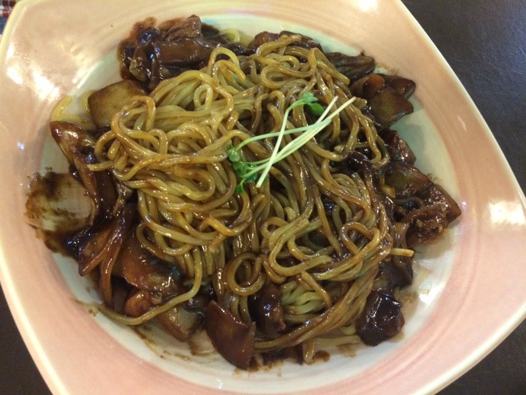 che_zee_'s tweet photo. 코엑스 짬뽕신! :) 맛있어서 또 옴♥️이름은 짬뽕신이지만 짜장면이랑 탕수육도 마시따 http://t.co/OM02aHBChz