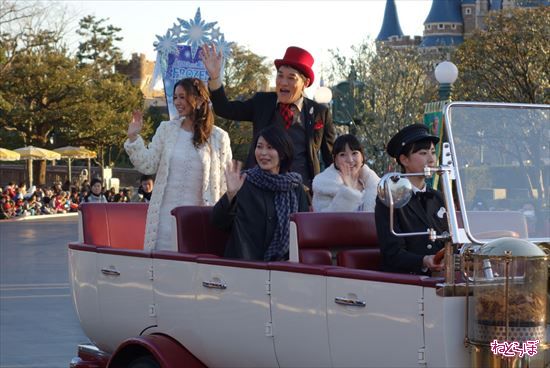 itm_nlab's tweet photo. 2015年も“アナ雪フィーバー”！

アナとエルサが東京ディズニーランドにやってきた　「アナと雪の女王」イベント開幕！ - ねとらぼ http://t.co/ptgVxlwdYL @itm_nlabから http://t.co/JjHLLtcOFd