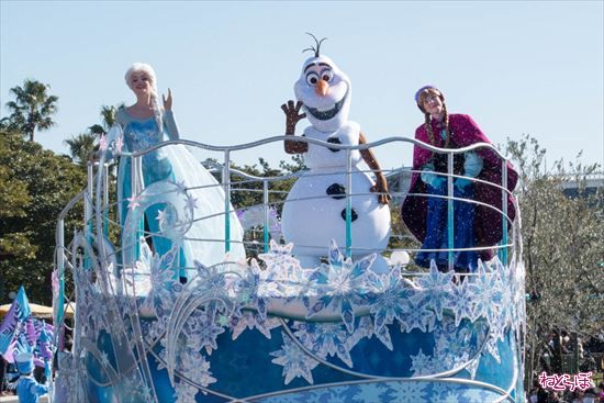 itm_nlab's tweet photo. 2015年も“アナ雪フィーバー”！

アナとエルサが東京ディズニーランドにやってきた　「アナと雪の女王」イベント開幕！ - ねとらぼ http://t.co/ptgVxlwdYL @itm_nlabから http://t.co/JjHLLtcOFd