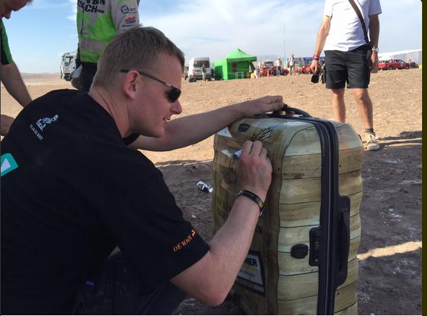 KarcherNL's tweet photo. Volg ons + RT de acties met #koffer en
maak kans op deze Limited Edition Samsonite Dakar koffer
 #dakar2015 #koffer http://t.co/msWWGX9tvW