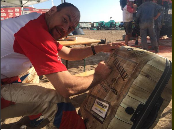 KarcherNL's tweet photo. Volg ons + RT de acties met #koffer en
maak kans op deze Limited Edition Samsonite Dakar koffer
 #dakar2015 #koffer http://t.co/msWWGX9tvW