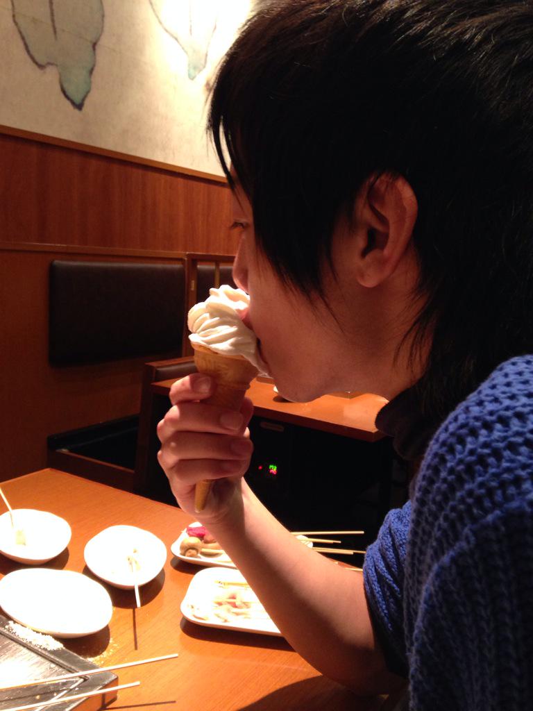 gu_8810's tweet photo. きずなとたくまと串カツ
あぶらっこいのと笑いすぎたの両方でくそはらいたい😂 http://t.co/YIkwCXWcGb
