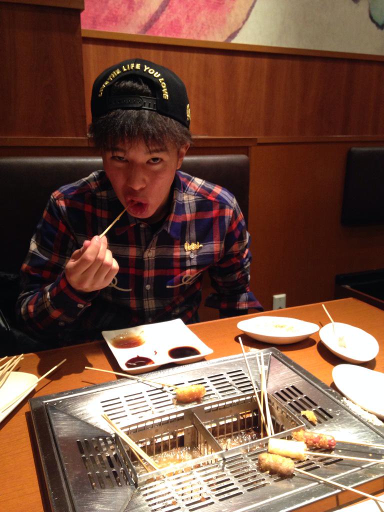 gu_8810's tweet photo. きずなとたくまと串カツ
あぶらっこいのと笑いすぎたの両方でくそはらいたい😂 http://t.co/YIkwCXWcGb