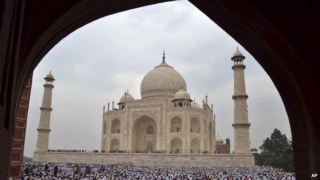 India bans burning cow dung near Taj Mahal over fears it's turning yellow from pollution  bbc.in/1DTgXyJ