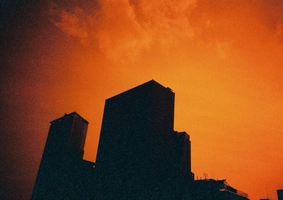 chichic's tweet photo. red sky #believeinfilm #redscale #lca #lomography #tokyo @filmdevelop http://t.co/GIPX5d0o1m