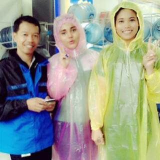 Nandhaexe's tweet photo. Jadi modelnya jas hujan :D:3 http://t.co/MNakMr60Si