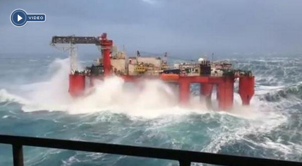 LaVanguardia's tweet photo. Espectaculares imágenes. Una plataforma se tambalea por la fuerza del mar (+ VÍDEO) http://t.co/EQaqD1PBo9 http://t.co/KQhEzb7oXn
