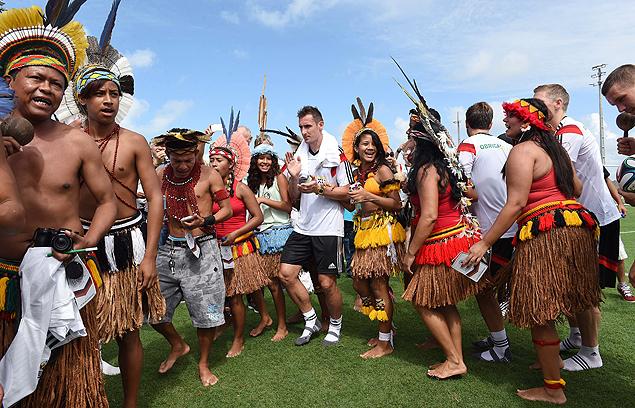 folha's tweet photo. Documentário quer que Fifa reconheça que índios guaranis criaram futebol: http://t.co/gXmX8tH4tA http://t.co/IdvJnW6OP3
