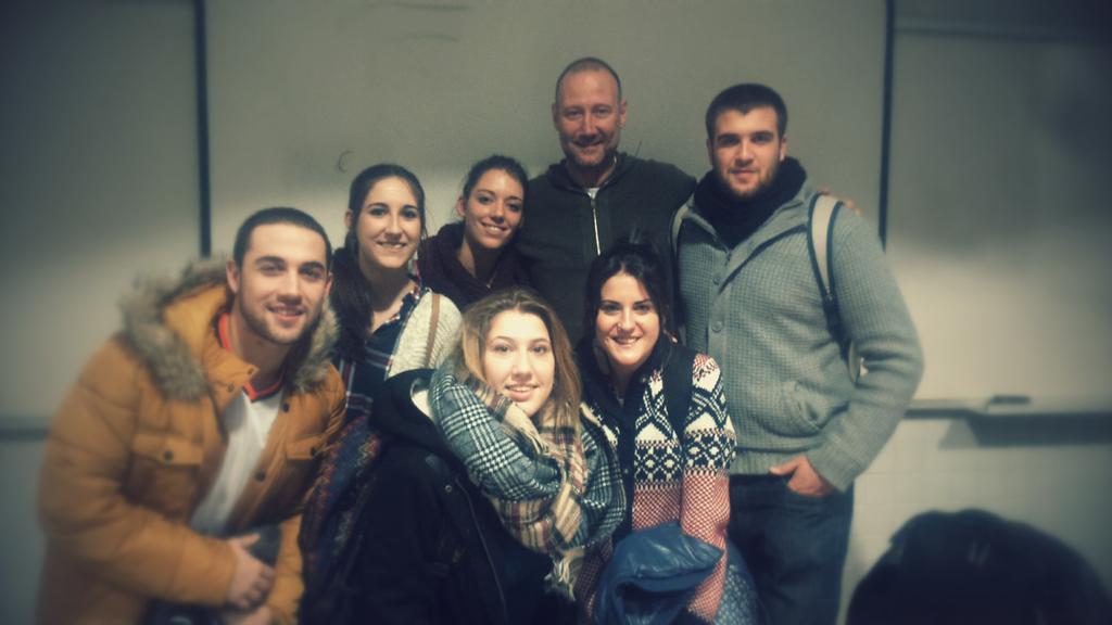 beaCapdevila's tweet image. "@martasiurana: Estas pausas entre examen y examen merecen la pena, muy buena charla. @beaCapdevila @pgaguado http://t.co/J4cowjw37g"