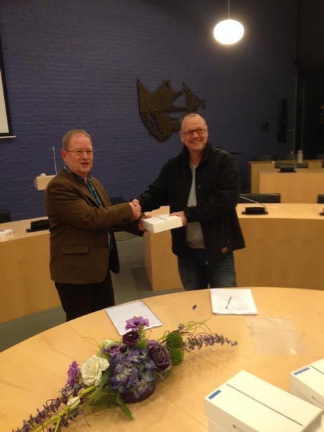 Uitreiking van de 1e IPad aan de #CDA fractie voorzitter. Op weg naar 'papierloos' werken. Sterkte allemaal!