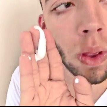 mottaray's tweet photo. #VideoNovoDoRangel
Quando você espirra e não sabe onde enfiar o catarro http://t.co/Mskz6Yhmd2