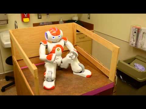 xataka's tweet photo. Mira cómo este robot se encarga de tranquilizar a los niños antes de extraerles sangre http://t.co/ZhhdlemwXn http://t.co/dco7HCKuEE