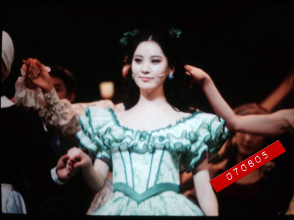 [OTHER][10-11-2014]SeoHyun tham dự buổi họp báo cho vở nhạc kịch mới của cô "Gone With The Wind" - Page 3 B7PHCxwCMAMSNqI